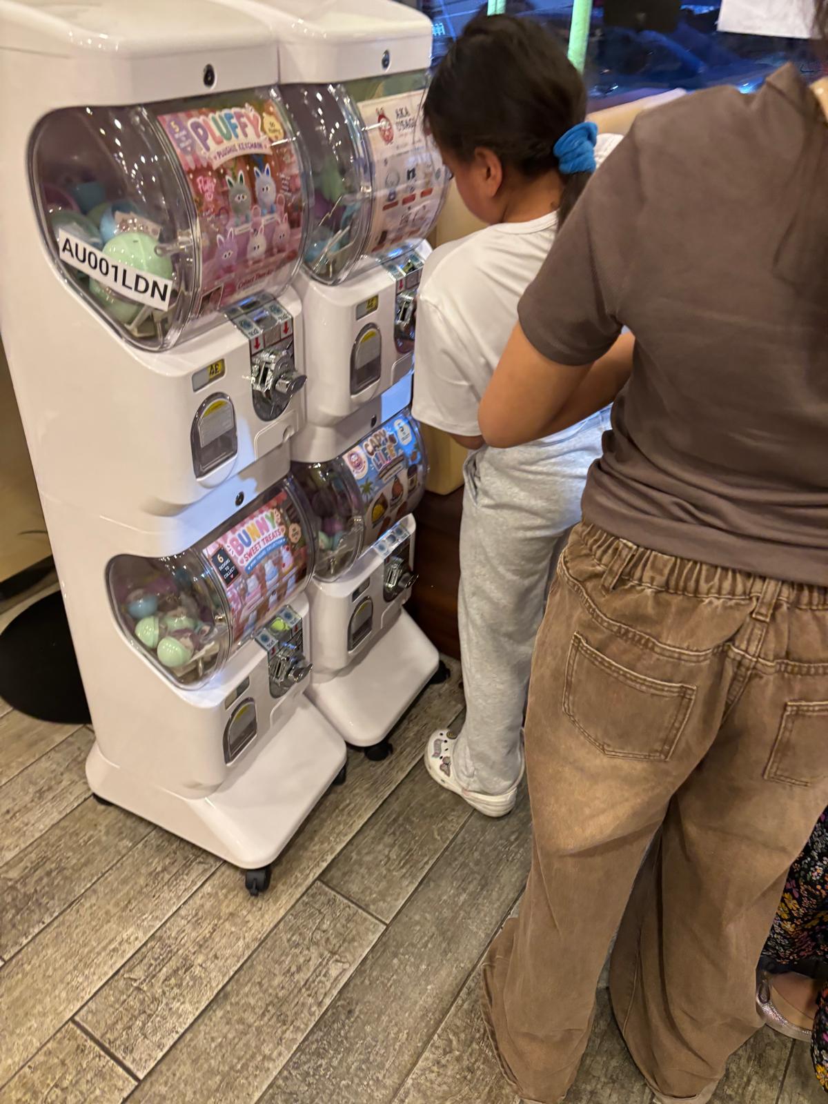 Customer using an Aka Usagi gachapon machine